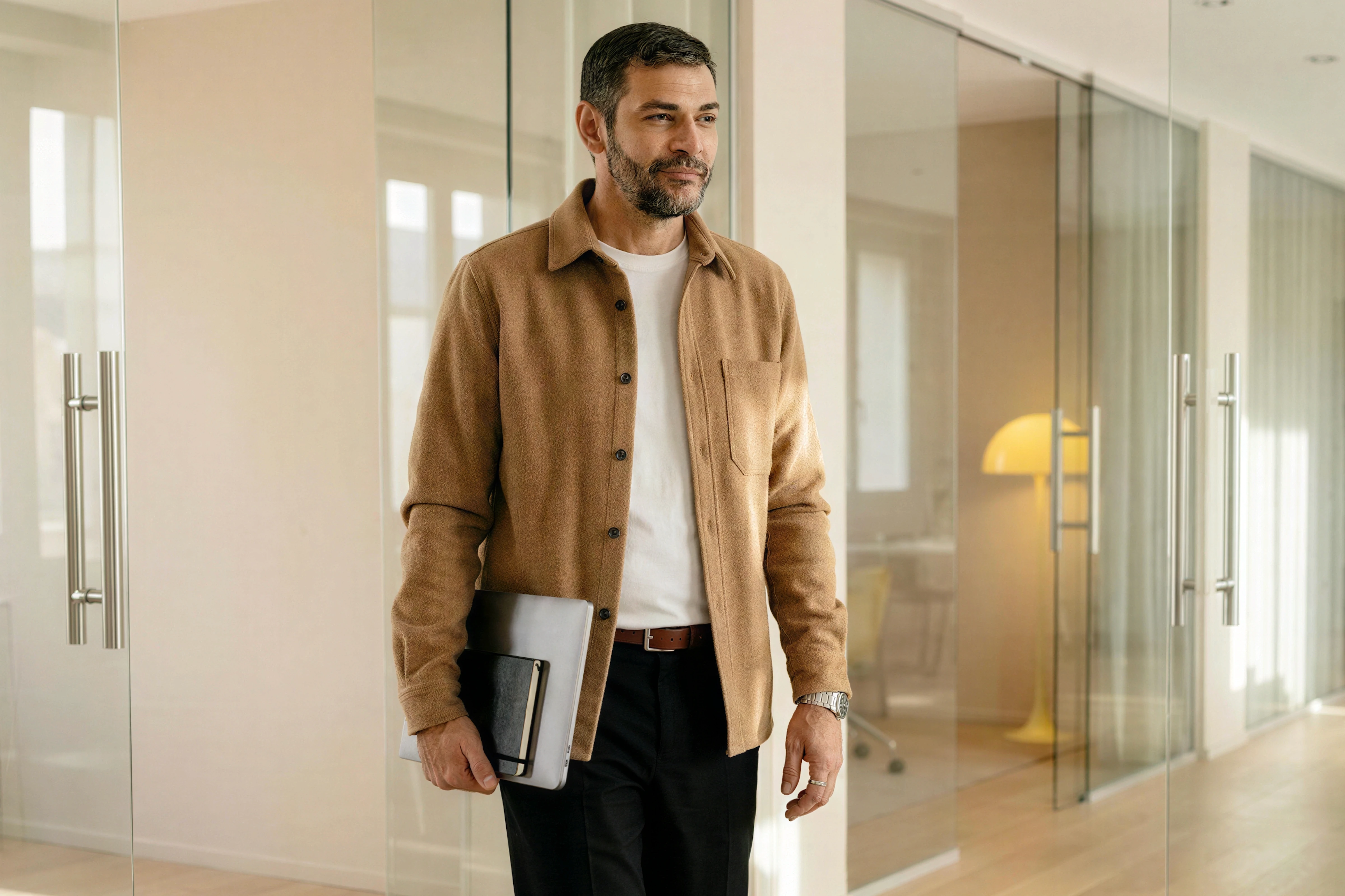 Conseiller marchant dans un couloir de bureau, dossier sous le bras